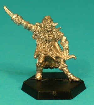 Pose 2, variant D. This figure holds a curved, short-bladed dagger upwards and out to his right. He wears a plain conical helm without cheek-guards or emblem. He looks upwards and to his right and his mouth is open as if shouting.